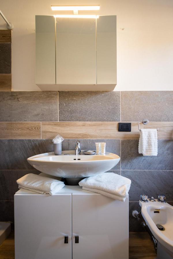 Blue Wave Apartment Arona - Lago Maggiore エクステリア 写真